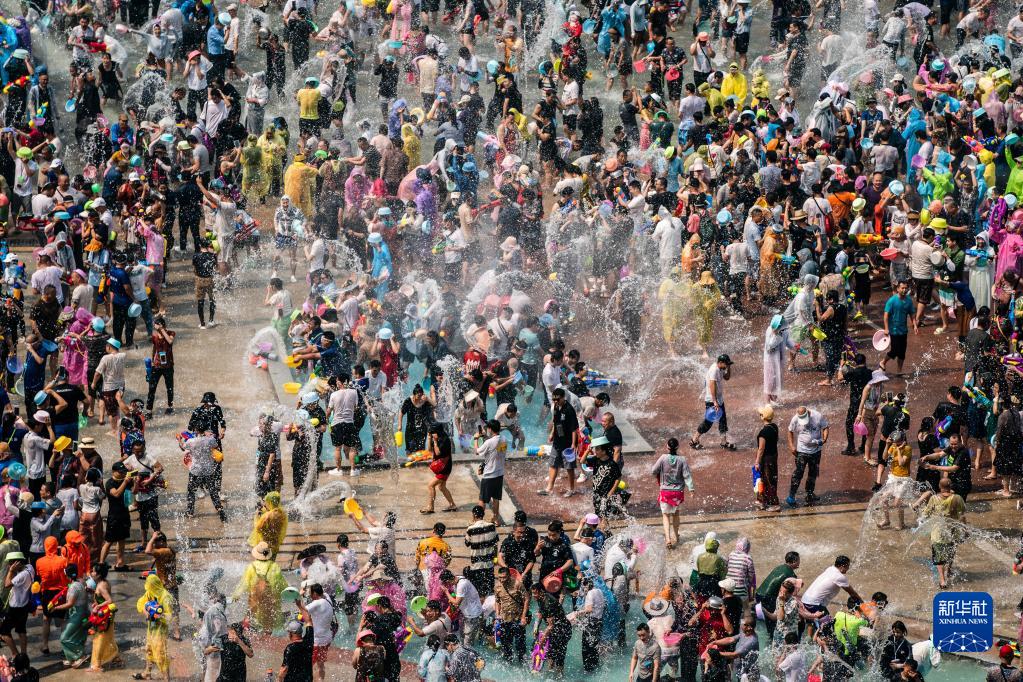 西双版纳：万人欢度泼水节