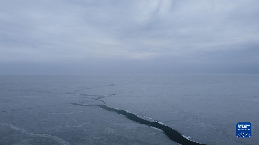 冰与水之歌：呼伦湖开湖进行时