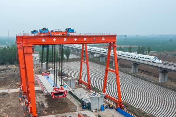 河北衡水石衡沧港城际铁路全线最长特大桥首榀箱梁成功架设