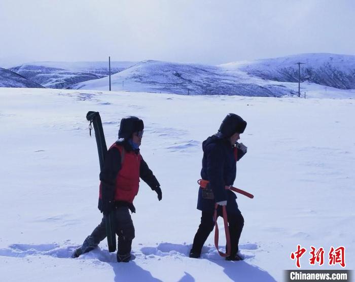 青海玉树：海拔3700米踏雪巡线守护万家灯火