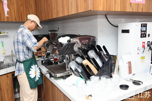 谢雨桥正在制作咖啡。人民网记者 马晓波摄