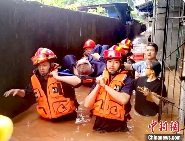 四川：强降雨来袭 紧急避险转移16430人