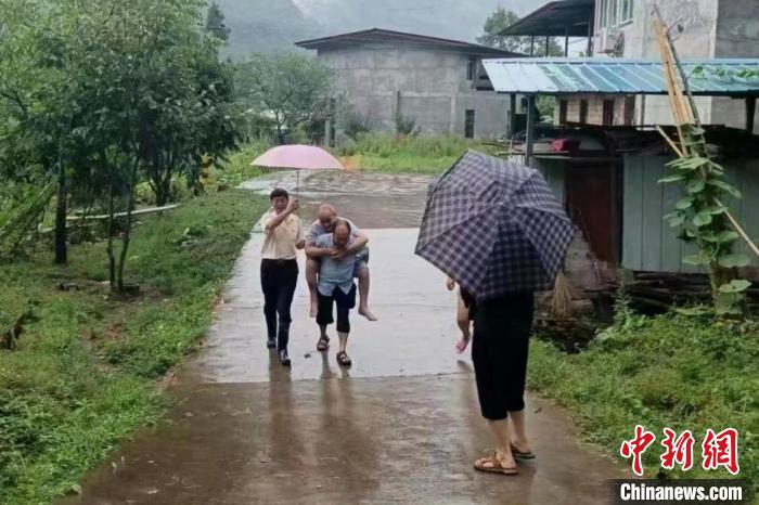 四川：强降雨来袭 紧急避险转移16430人