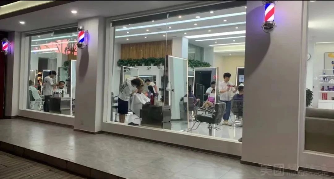 摩托车司机被卷车底，21人36秒抬车救人！