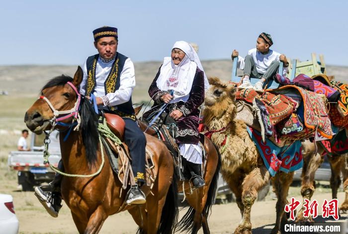 新疆福海举办百万阿勒泰羊转场文化旅游节转场仪式