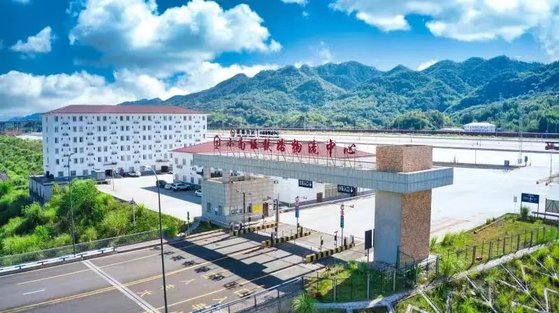 泰国榴莲“坐”火车来成渝地区！网友：能带它上高铁吗？