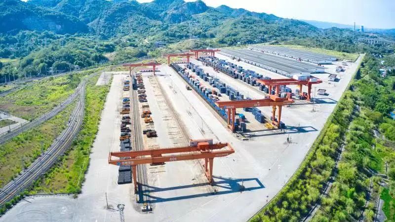 泰国榴莲“坐”火车来成渝地区！网友：能带它上高铁吗？