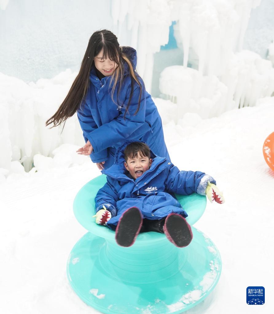 江苏南通：夏日感受“冰雪世界”的魅力