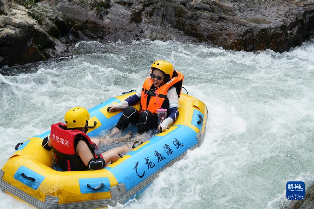戏水享清凉
