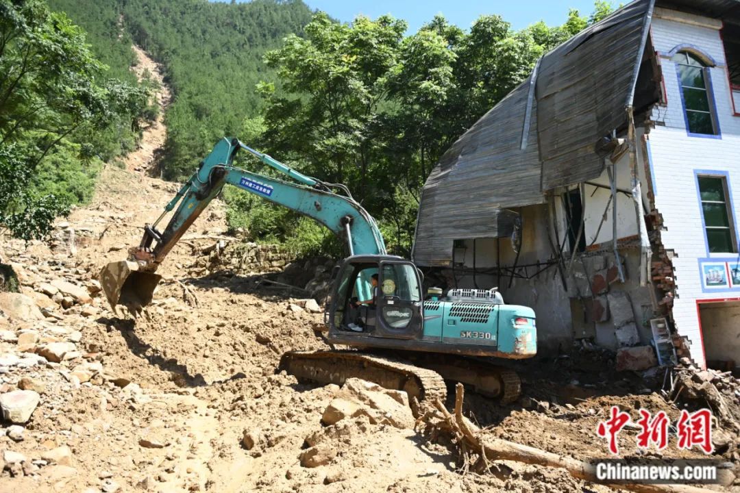 直击重庆万州“7.4”洪涝灾害现场：淤泥齐腰深，平地冲出近5米深沟