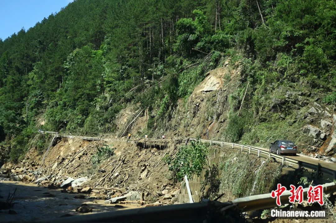 直击重庆万州“7.4”洪涝灾害现场：淤泥齐腰深，平地冲出近5米深沟