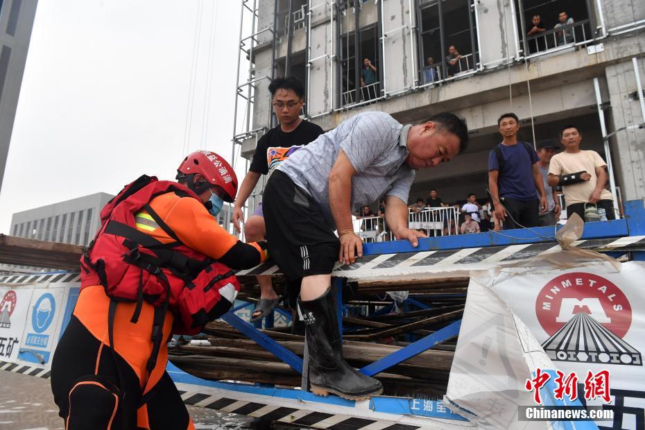 河北涿州防汛救灾一线直击：救援力量从四面八方汇集
