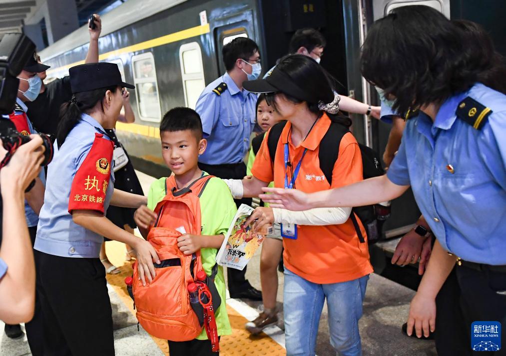 因强降雨被困北京门头沟的列车旅客陆续安全转移