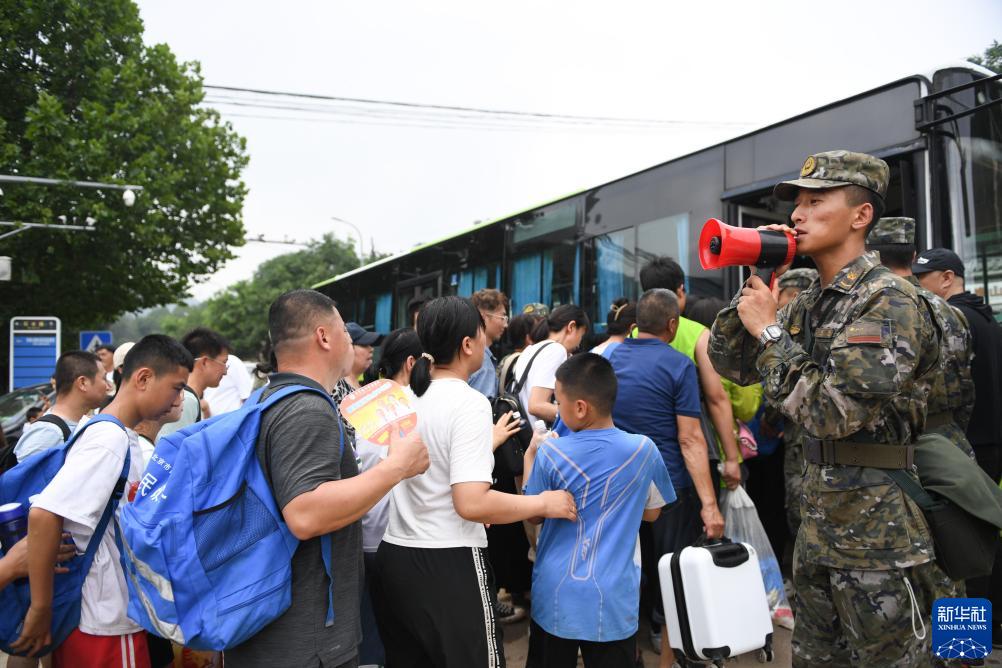 因强降雨被困北京门头沟的列车旅客陆续安全转移