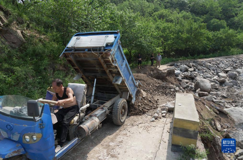 河北涞水：部分因灾阻断道路达到基本通行条件
