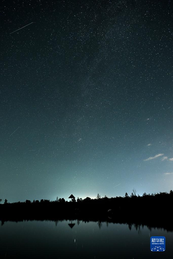 英仙座流星雨“绽放”哈巴湖