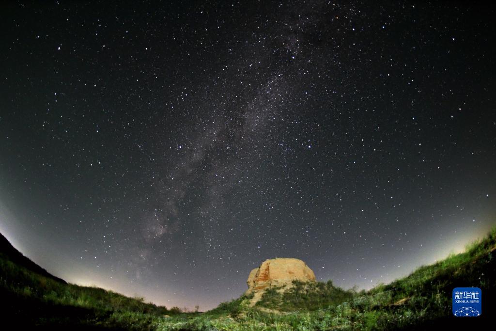 英仙座流星雨“绽放”哈巴湖
