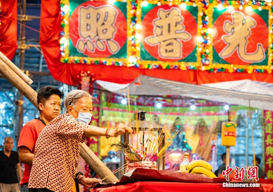 香港市民观摩潮州人“盂兰胜会”度“中元节”