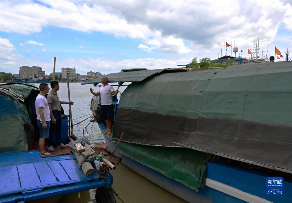 福建：渔船进港人上岸 全力防抗台风“苏拉”