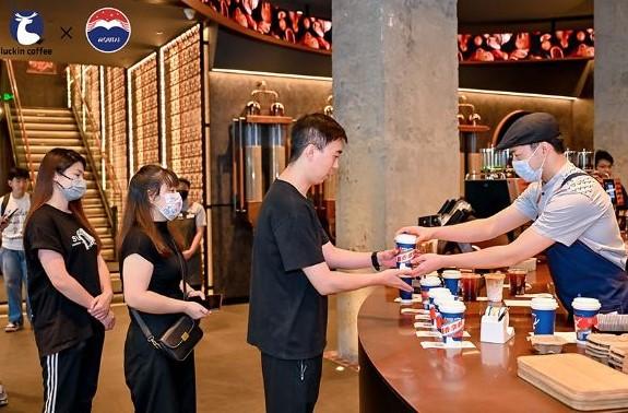 茅台兑咖啡,还能卖多久? 消费者排队购买联名“酱香拿铁”。 截图自贵州茅台集团官网。