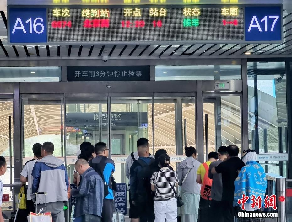 多人曾起诉铁路部门，无座和二等座该同价吗？