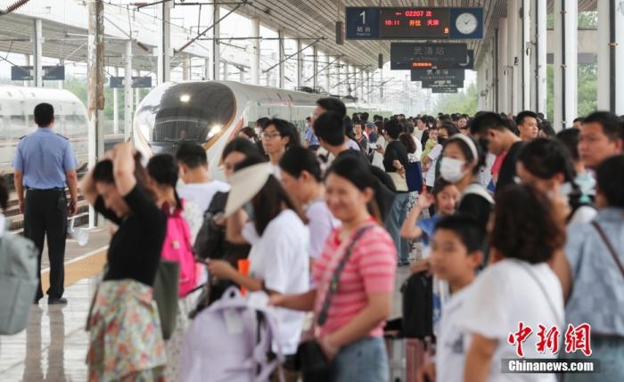 多人曾起诉铁路部门，无座和二等座该同价吗？