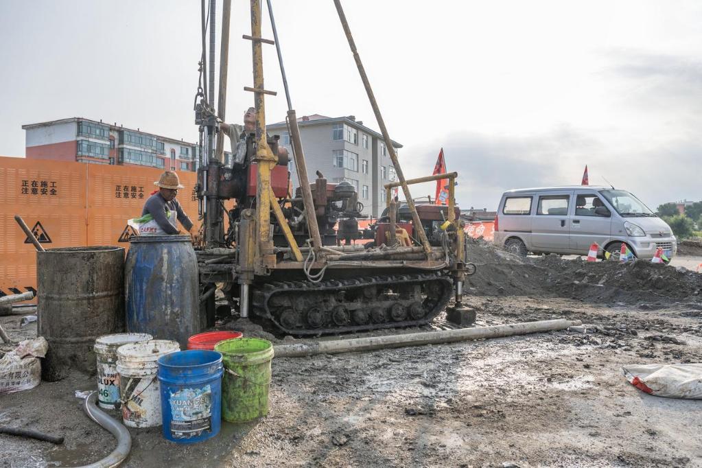 尚志市:恢复重建进行时 近日,在黑龙江省尚志市老街基乡,施工人员正在作业。新华社记者 谢剑飞 摄