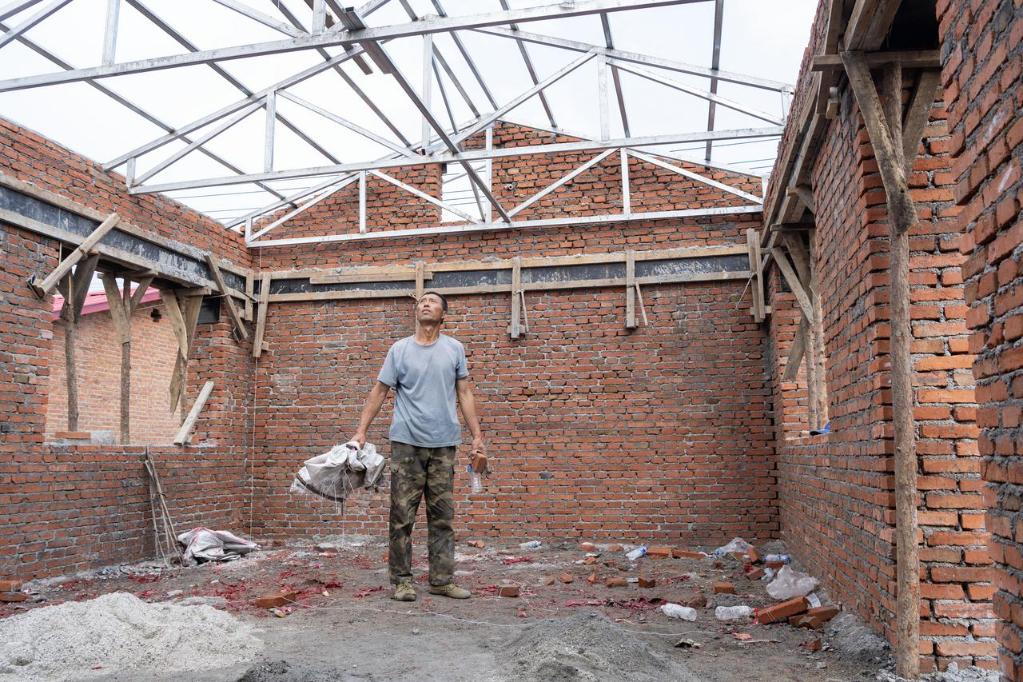 尚志市:恢复重建进行时 近日,在黑龙江省尚志市老街基乡基丰村,村民刘环茂查看新建的房屋。新华社记者 谢剑飞 摄