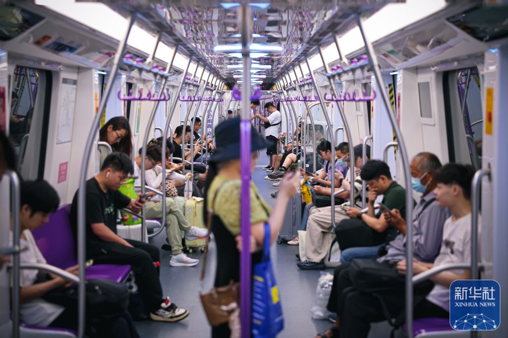 打卡杭州地铁“亚运号”专列