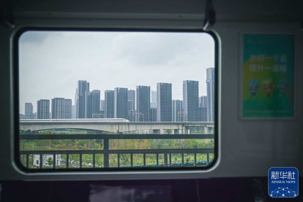 打卡杭州地铁“亚运号”专列