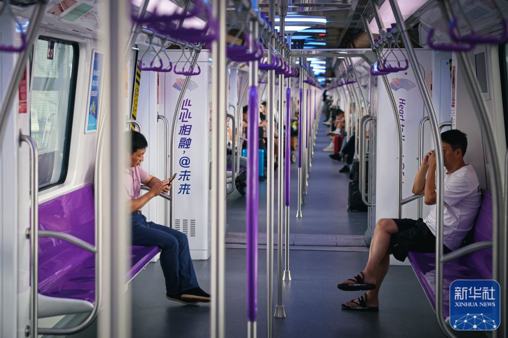 打卡杭州地铁“亚运号”专列