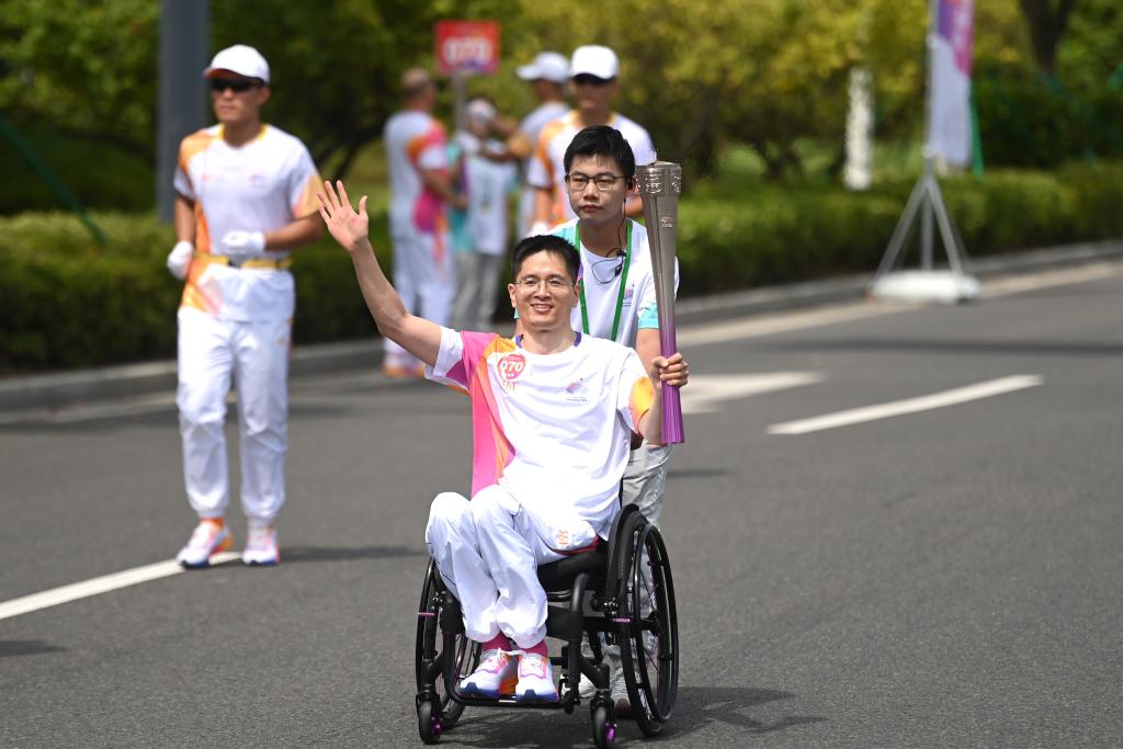 杭州亚运会｜轮椅上的火炬手范丙：这一棒，为“自强不息”