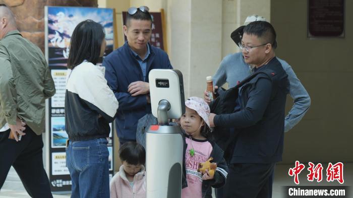 新疆巴音布鲁克草原迎来秋季旅游旺季 智慧景区建设提升游客游览体验（图）