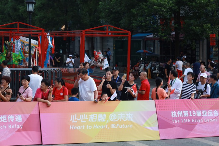 亚运会火炬传递温州站成功 听听火炬手们现场说了啥