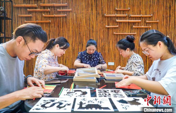 两岸同胞同根同“圆” 台胞“登陆”浙江宁波花式过中秋