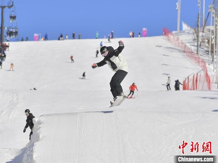 滑粉雪泡温泉玩漂流：长白山冬季旅游亮点纷呈