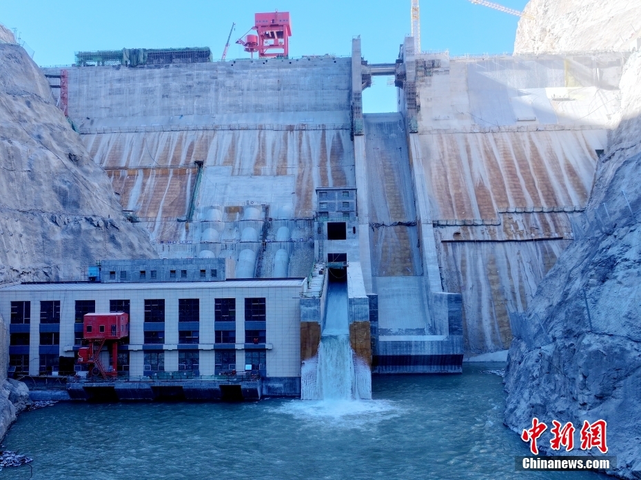 中国第二大内陆河首座水利枢纽下闸蓄水
