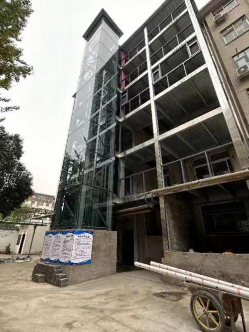 河南洛阳瀍河区：旧楼装电梯 居民笑开颜