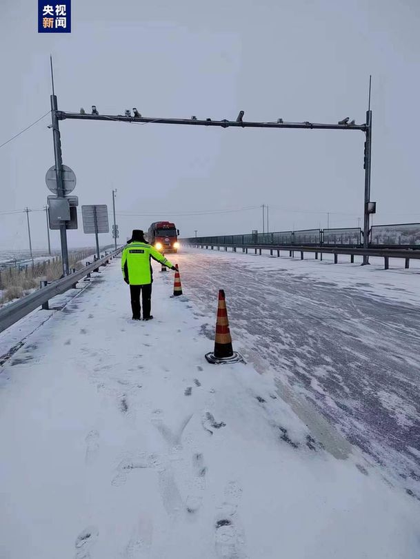 甘肃降温降雪持续 25条高速公路收费站临时管制