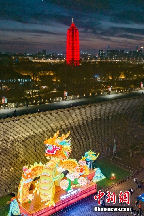 南京明城墙彩灯璀璨迎新春