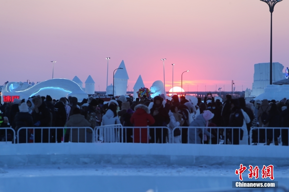 黑龙江哈尔滨：冰雪大世界15日晚闭园