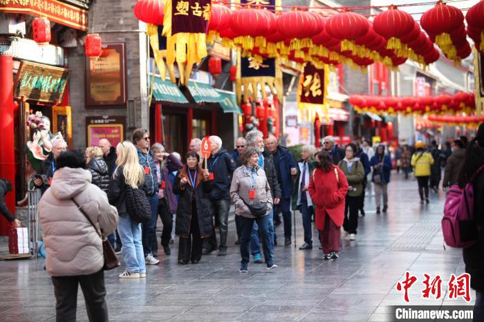 天津国旅接待入境国际邮轮 300余名德国游客赴京津两地游览
