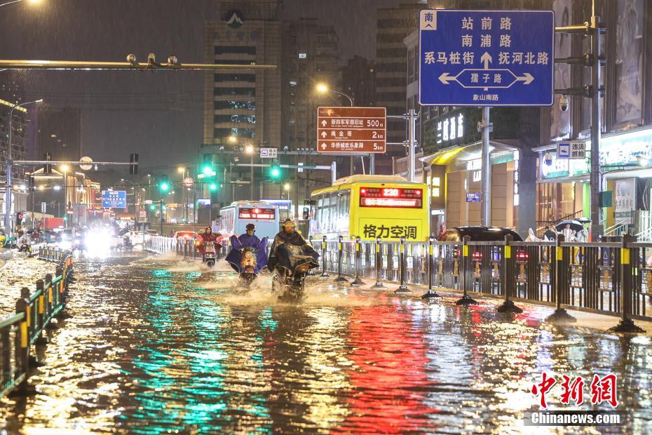 江西南昌迎强降水、冰雹等强对流天气 部分城市道路出现积水