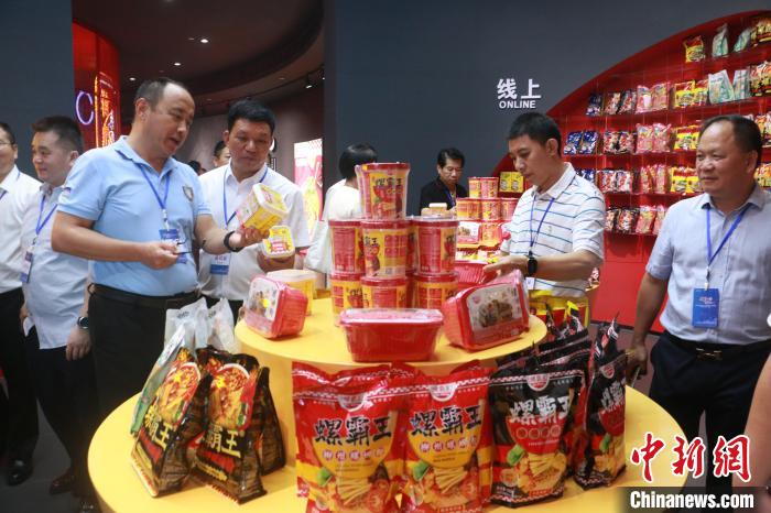 广西柳州螺蛳粉“官宣”英文名 保留“原汁原味”