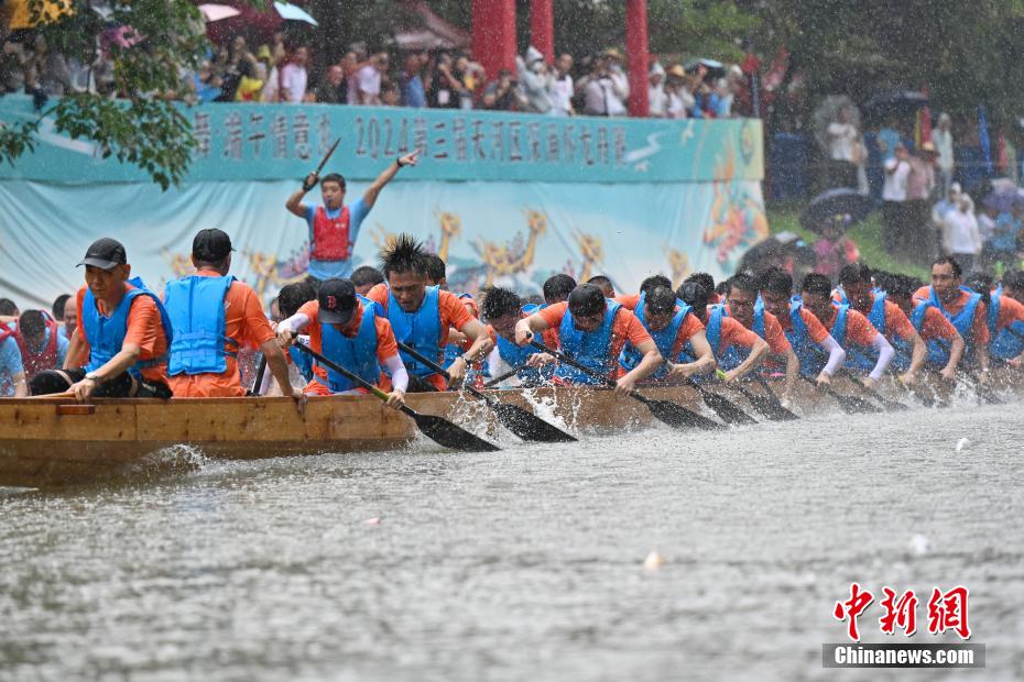 广州传统龙舟雨中竞速迎端午