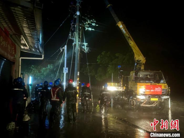 直击防抗台风“格美”保供电：冒雨抢修 尽快复电