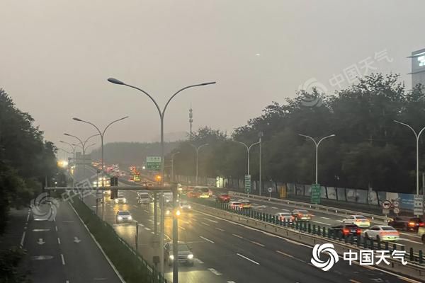 今晨北京大部地区有雾来扰能见度较差 明天将迎降雨降温天气