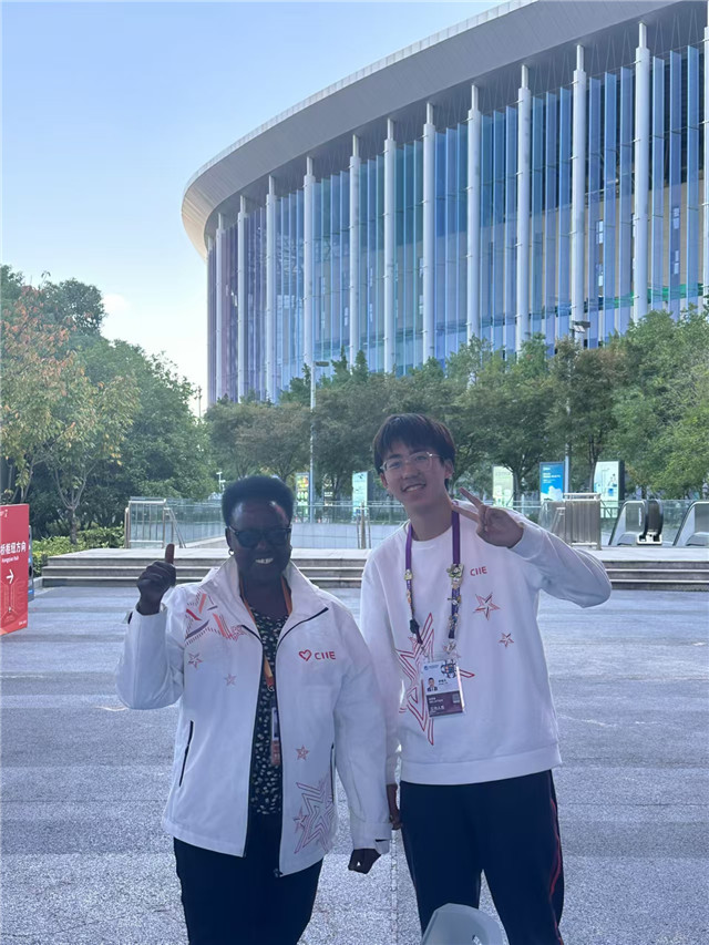 挺膺担当 进博有我｜她因支教被点亮的光持续发散，“爱之链”在进博会上暖心传递