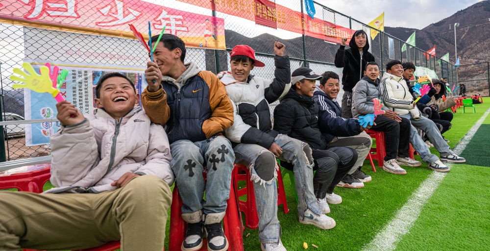 追光｜红山谷里的绿茵场：给高原少年的新年礼物