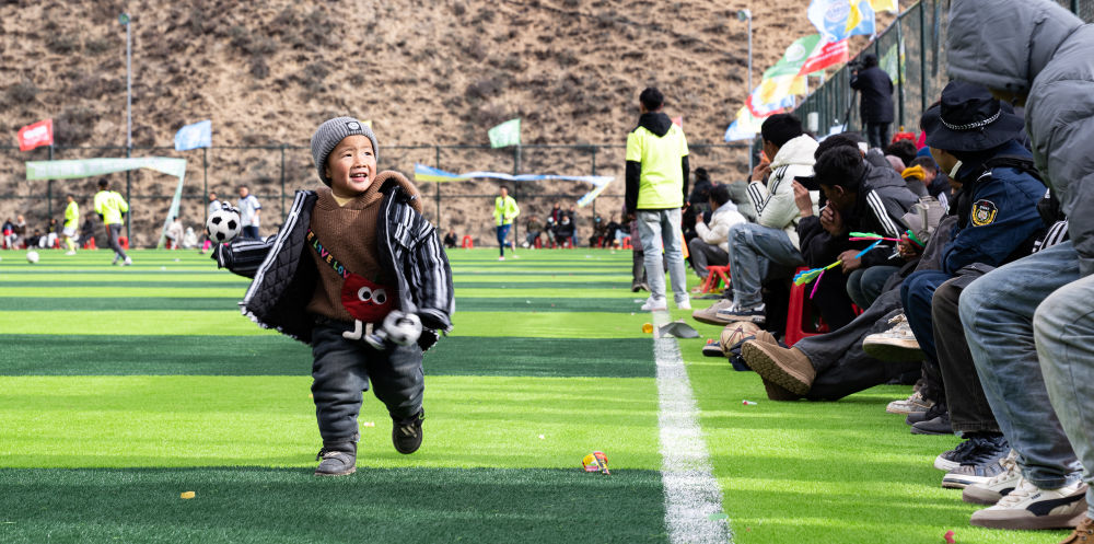 追光｜红山谷里的绿茵场：给高原少年的新年礼物